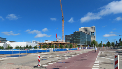 850288 Gezicht over de Croeselaan te Utrecht met links de bouw van de Galaxy Tower (hotel en woningen), bij de ingang ...